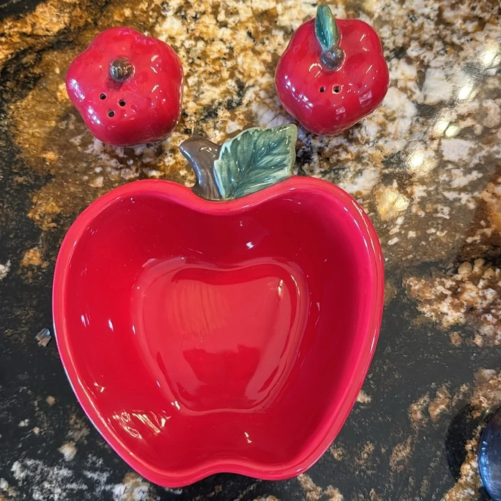 Better Homes And Gardens Red Apple Bowl‎ and shakers Set
